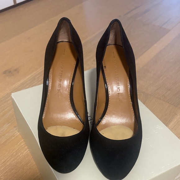 Banana Republic Suede Elyza Round Toe Pump - Picture 6 of 8